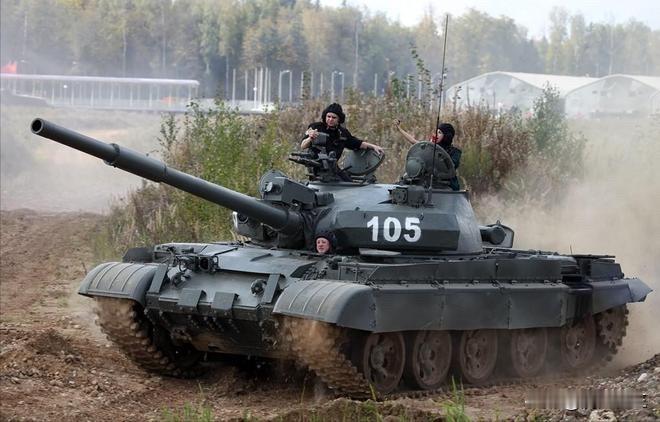 #T-62坦克究竟有多强#T-62是苏联1961年服役的第二代主战坦克，作为世界上首款量产滑膛炮坦克，它在冷战时期是苏军装甲部队的核心装备之一，至今仍在俄乌冲突中大量投入使用，整体是一款优缺点鲜明、皮实耐用的经典过渡型装备。
一、核心基础性能
‌火力配置‌：搭载1门115毫米2A20/U-5TS滑膛
