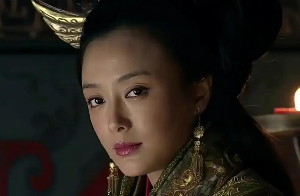 刘邦十位妻妾！

刘邦驾崩那夜，长乐宫里没人敢大声哭。吕雉坐在灯下，先叫人把后宫名册抱来。她要看清，刘邦这一生有名分的女人，到底有多少。
名册摊开，正好十行。
第一行是曹氏。吕雉认得她。刘邦还在沛县当亭长时，曹氏就跟着他，没名分，却生了长子刘肥。曹氏没等到刘邦称帝，早早没了。吕雉盯着那行字看了一会，