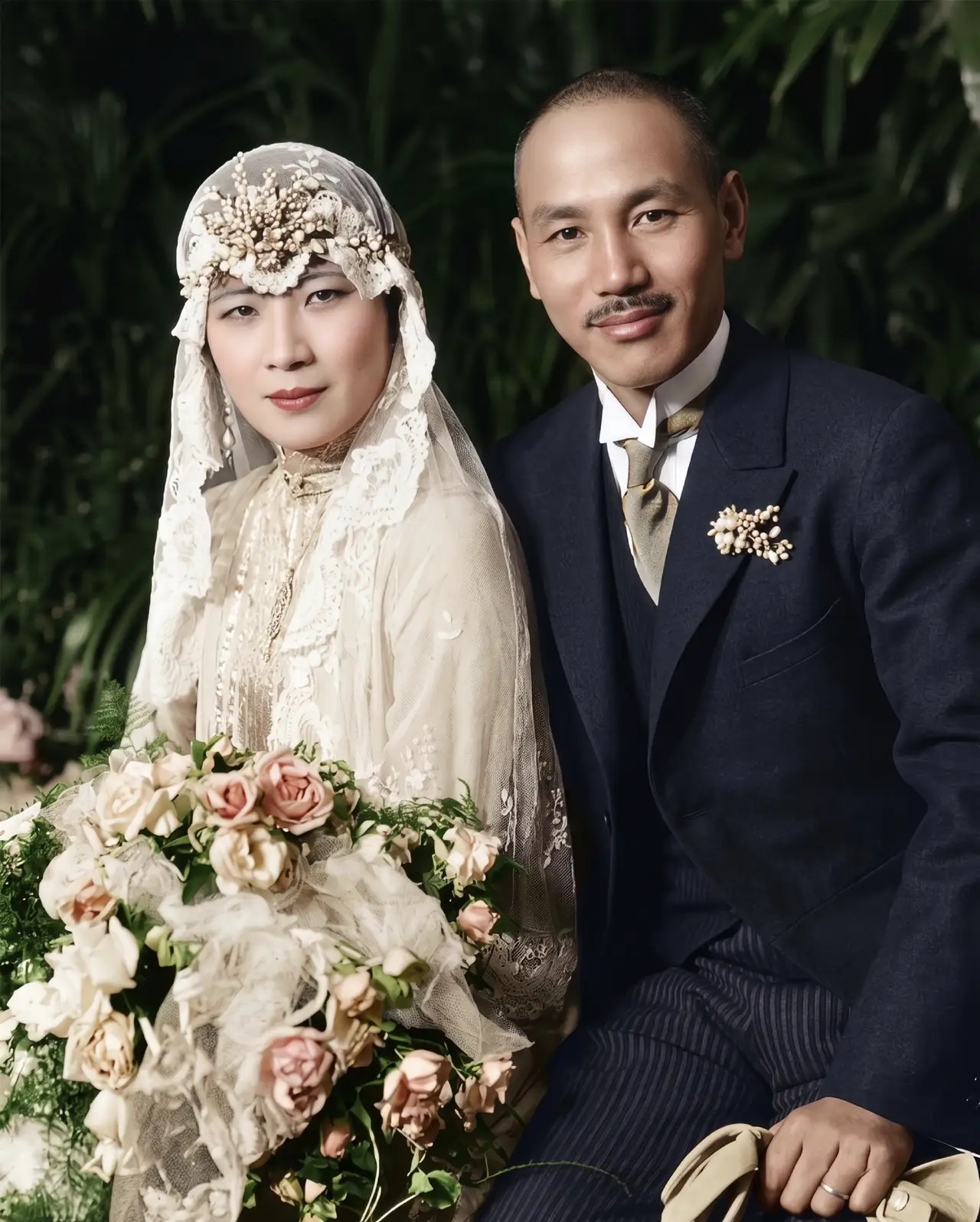 1927年，蒋校长与宋美龄的结婚合影，当时二人的婚礼在上海举行，由蔡元培证婚，摆了一百多桌，在此之前蒋校长追了宋美龄五年的时间，但是一直遭到宋家人的反对，嫌弃其有家室并且不信基督。

直到1927年蒋校长在斗争中失势被迫下野，十分迫切需要宋家背后的财团以及亲美渠道，于是处理掉之前的婚姻关系，并且赴日
