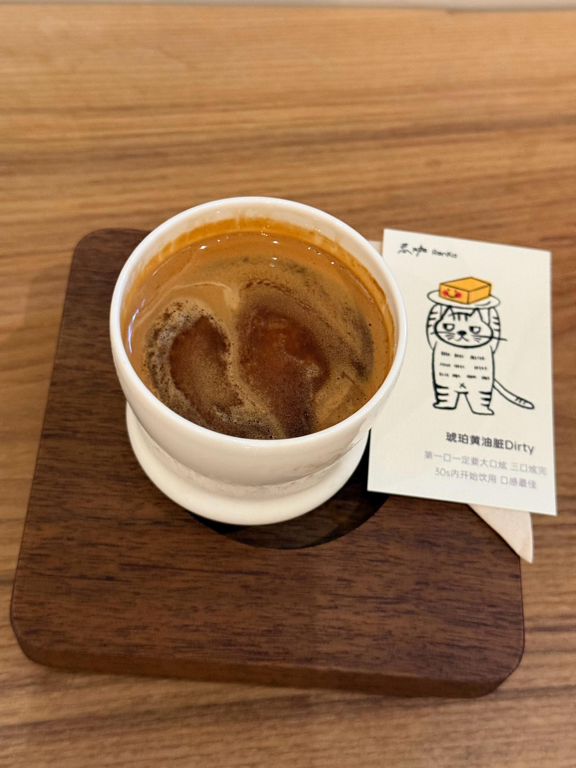 去年差不多也是这个时候，我逃离了毕业典礼，跑到中山六路的咖啡店坐了一个...