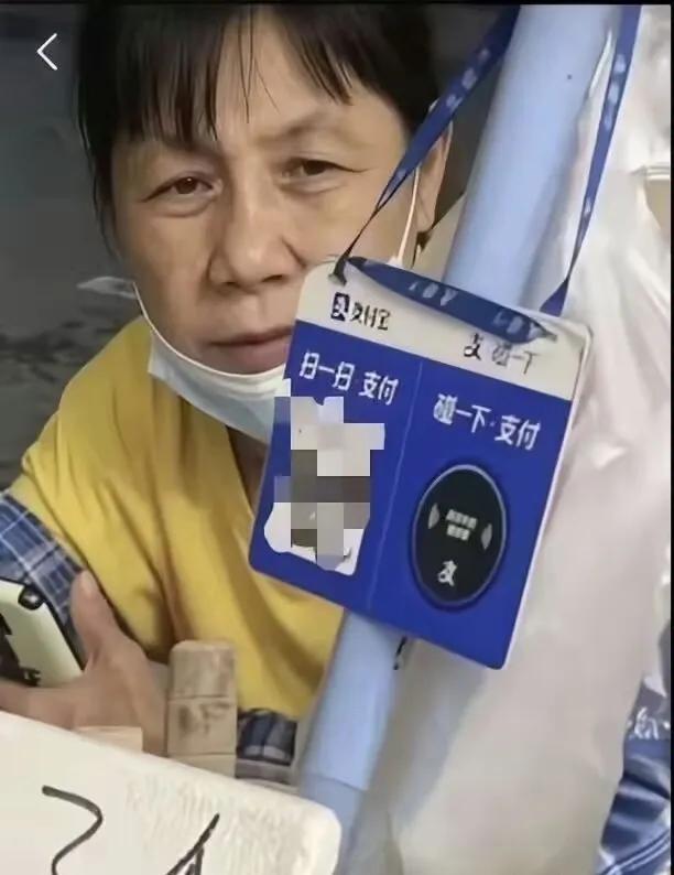 人贩子梅姨这是胆大心细还是存着侥幸的想法
自从她同伙供出她后，很多人都觉得她会找个没人的地方隐姓埋名生活
结果她就在大家眼皮底下整整躲了十年
从2016年张维平团伙落网供出她，到2026年她被抓， 这十年里她靠着模糊的身份信息，藏在人群里，甚至敢用假身份正常过日子，说她胆大真的一点不夸张。 
但说白