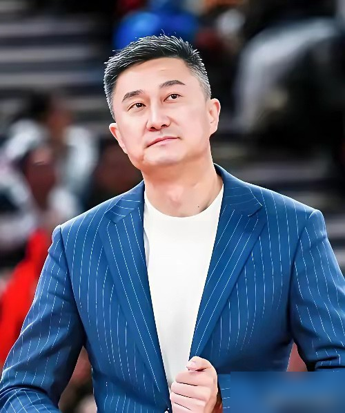 当年骂杜锋任人唯亲的，现在脸疼不疼？
他带男篮打日本，四战全胜，有一场直接净胜33分。2023世界杯门票，是杜锋在世预赛第五窗口期啃下来的，8胜2负，稳稳出线。
2022年11月16日篮协换帅，说法是国家队俱乐部两头顾不过来，让他回广东专心带队。杜锋只说了一句：能为国征战，是最高荣誉。
结果呢