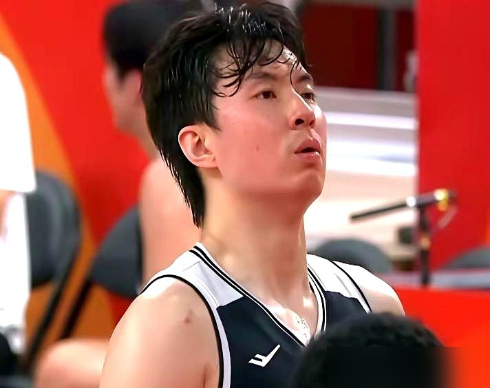 崔永熙在场上看教练，李贤重在场上看篮筐，这就是差距。
韩国那小子亚运会决赛，上半场才拿5分，下半场直接爆砍22分，三分8中5，硬生生把日本摁死。场均22.5分，三分四成以上，罚球准得离谱。
咱小崔不是没这能力，是被用废了。天天当防守工兵给人擦屁股，抢篮板、卡位、堵枪眼，进攻端拿球先找乔帅眼神，等