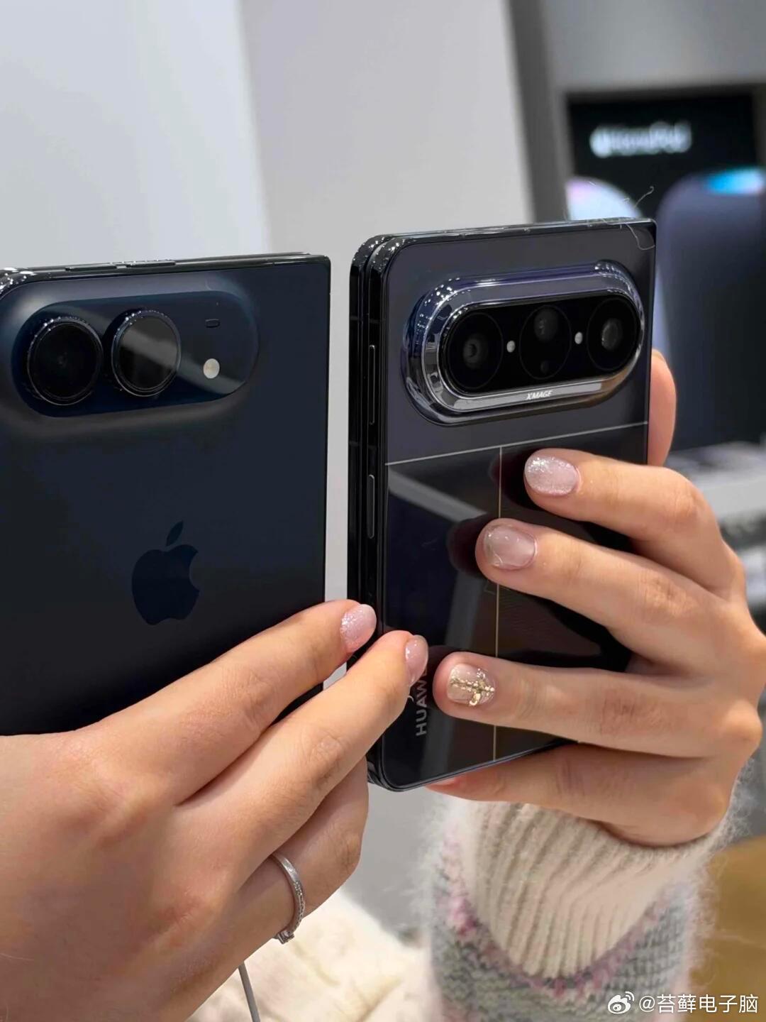 #iPhoneDuo 华为铰链# 这两天看下来感觉iPhone Duo 这才刚学会能折……华为把折叠屏从尝鲜玩成了日常，铰链、折痕、悬停全给调顺了[允悲] ​