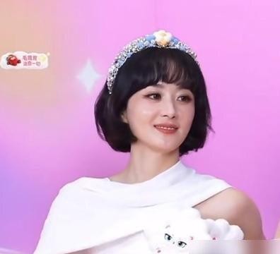 杜华在直播里拿谢娜撮合赵丽颖当话题，谢娜当场摆手拦着不让说，赵丽颖笑着接了句话把场子圆了过去。这事最让人不舒服的地方不在谁说了什么，在于这场直播的本质是卖货。杜华要的是流量，谢娜是中间人，赵丽颖是被“人情”拉来的那个。她八月低血糖晕到活动取消，人送进医院，十月刚缓过来就跑去上海看谢娜话剧，花篮上写“