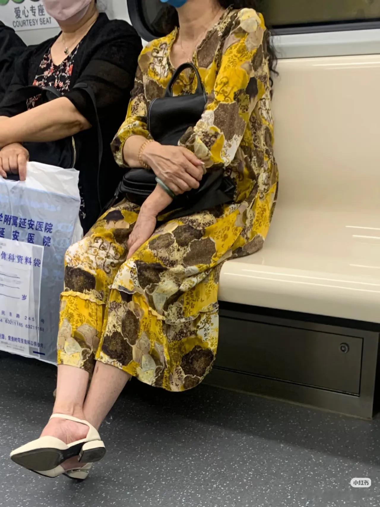 地铁上看到的阿姨真的给我美哭了，太美了。