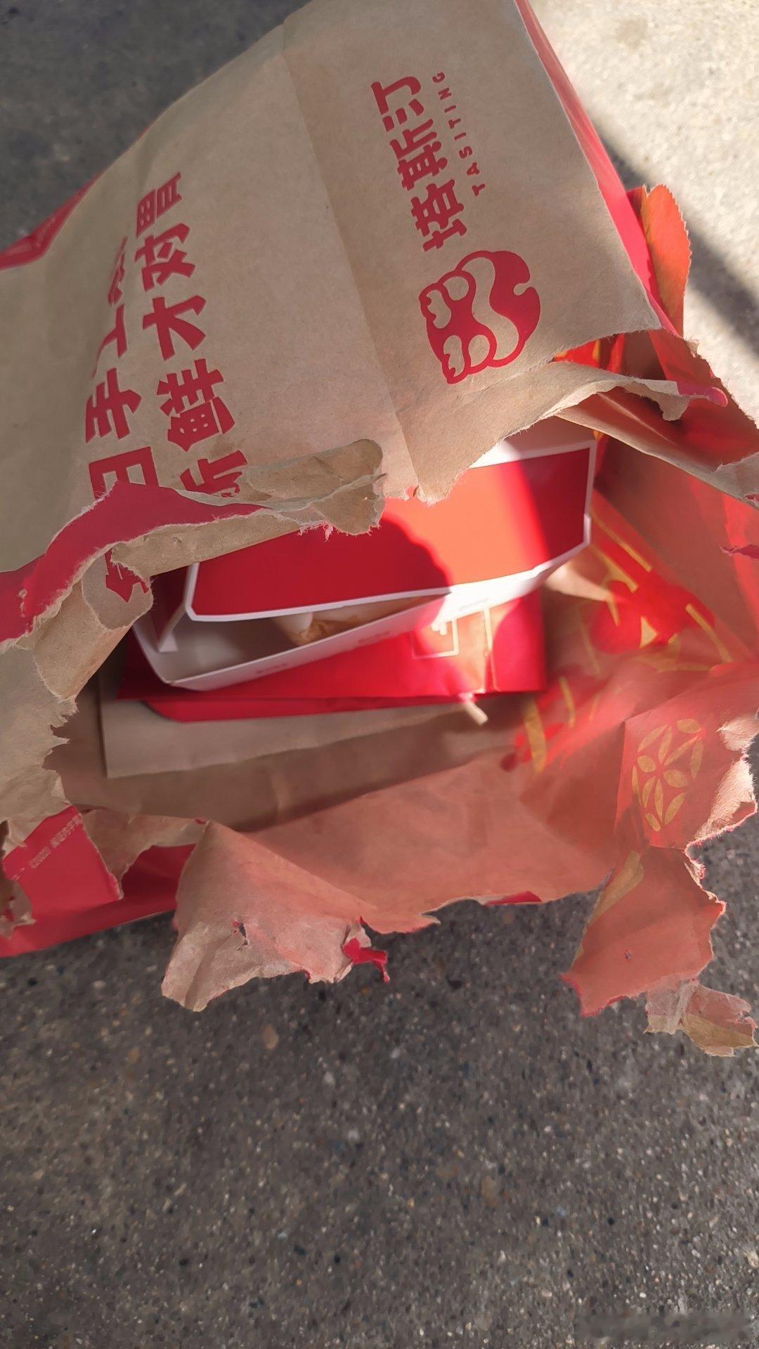 第二次了！
凑猫！！
第二次吃了我外卖了！！！

我真服了，宿舍外面那群流浪猫有没有人管管，天天吃我外卖也不是个事啊……
我就一次没用美团就出事了……

我真服了，你说你吃就吃吧还只吃了我三个鸡块啥意思，咋了猫也爱吃鸡？？？

猫：不吃压力
猫：神秘出餐口刷新食物中 ​
