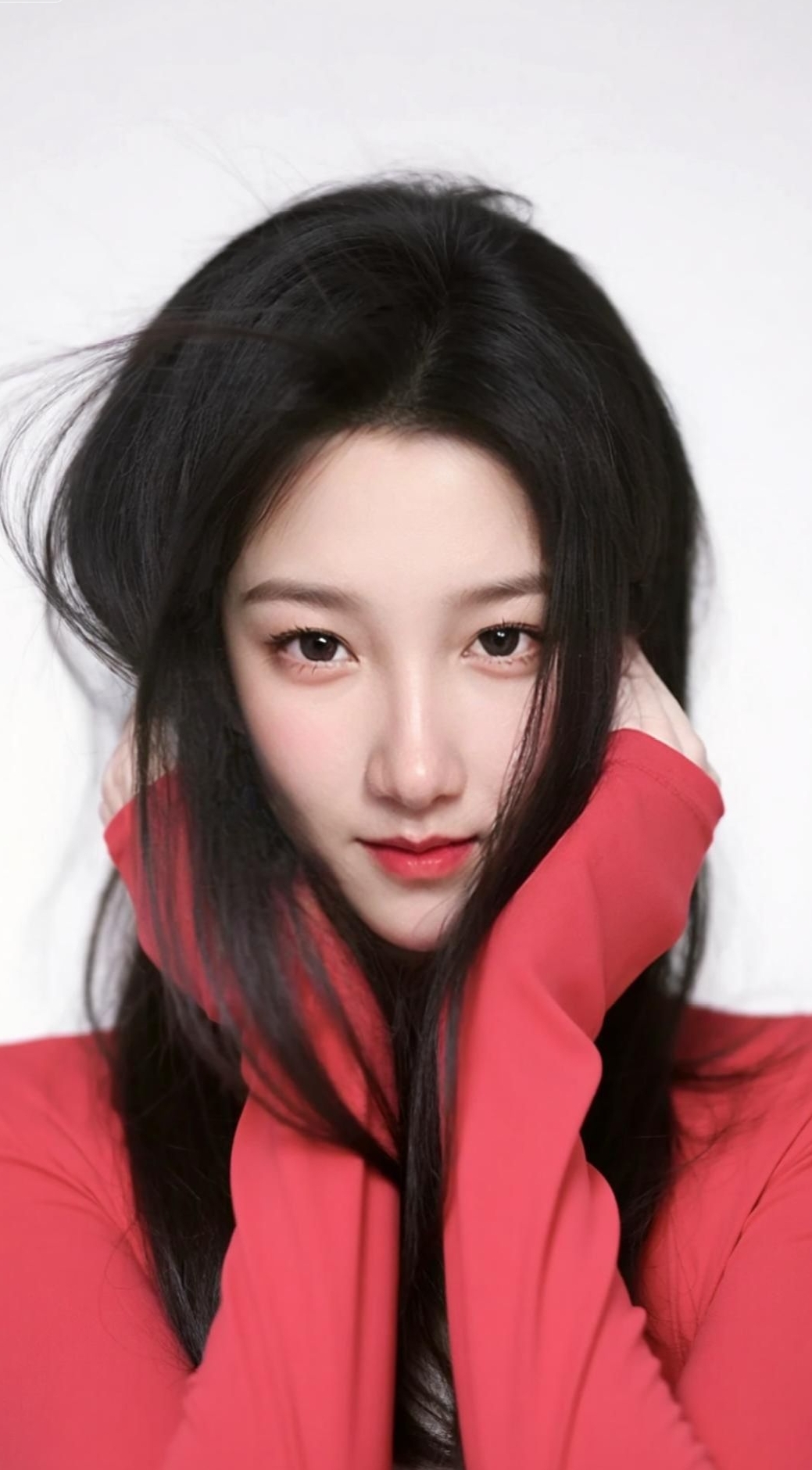 元气少女穿上红衣，那魅力真是挡都挡不住，是甜美与酷炫的完美结合。就像校...