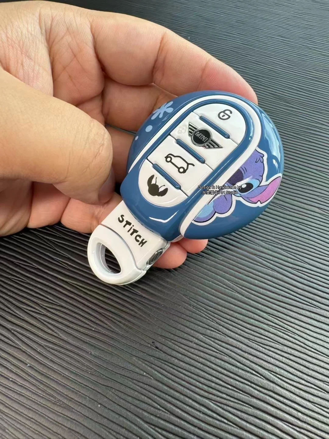 MINI × Stitch. 小车配小怪兽，刚刚好。🔑👽