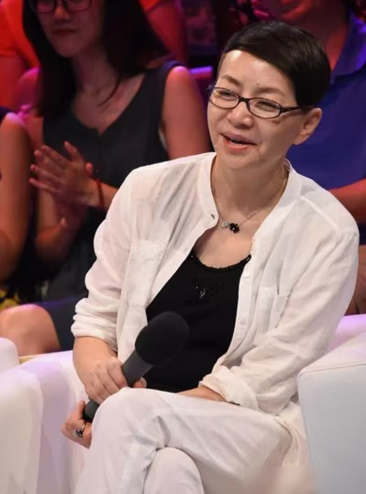 宋丹丹当年亲口劝杨紫她爸：这孩子长这样，别演了，圈里漂亮姑娘太多。
拍完《家有儿女》，杨紫她爸专门打电话问，闺女能不能吃演员这碗饭。宋丹丹实话实说，怕她外形吃亏，到处碰壁伤自尊，不如踏实念书。
结果杨紫考上北电，第一个电话就打给宋丹丹报喜。
节目里宋丹丹眼眶红了，隔空跟杨紫道歉，说自己眼光短了