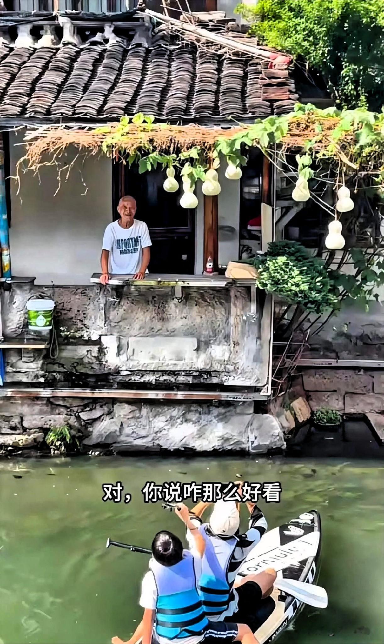 原来最新火出圈的浙江绍兴“葫芦娃爷爷”是一位失独老人，因为唯一的孩子去世，房门已经紧闭了20多年。

绍兴葫芦娃爷爷爆火背后，是20年封闭，被陌生人温柔感动。
 
最近绍兴这位老爷爷意外走红，很多人慕名赶来打卡，只为看一看他家院里的七个葫芦，喊一声暖心的爷爷。
 
看似感动又美好的画面，背后却藏着一