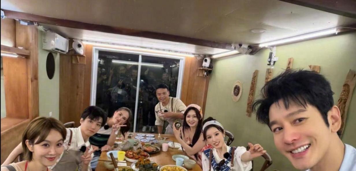 1. 黄晓明为了维持身材基本不怎么进食，日常也坚持做医美保养，不少年轻男艺人的状态反而比不上他。

2. 胡歌短期内没有参演电影的计划，很多电视剧演员都顾虑自己扛不住电影票房，怕被导演追责翻车，毁掉积攒多年的口碑。

3. 在父母眼中，阿瑟心思单纯、十分天真。这也情有可原，他的父母在他这个年 ​