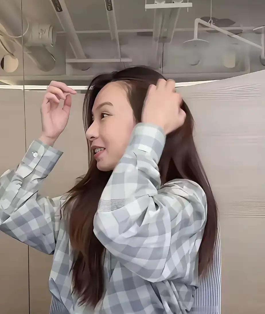 谁能想到当年三人组里最灵动的颜值担当，如今在镜头前一露面，状态竟然会被大家拿来各种唏嘘。
最近田馥甄开直播跟粉丝互动，不少人第一眼甚至没敢认。
当年那个留着黑长直、眼神清澈又带着点文艺疏离感的女孩，如今整个人透着一种难以言说的紧绷和疲态。
脸上胶原蛋白褪去倒还在其次，关键是那种原本松弛、云淡风