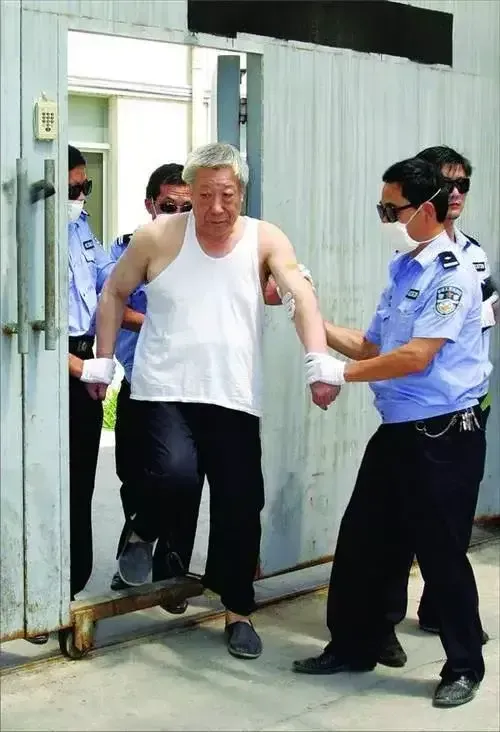 2009年，曾经横霸一方的黑恶势力头目吴天喜被押出看守所执行死刑。当天他满头白发、面色惨白，由于脚上戴着沉重冰冷的铁脚镣，连迈过门槛都需要旁边的法警伸手搀扶，神情里全是绝望与恐惧。
 
（信源：百度百科——吴天喜）
 
2009年的那个早晨，看守所大门缓缓打开。在多名法警的严密押解下，一名满头白发、