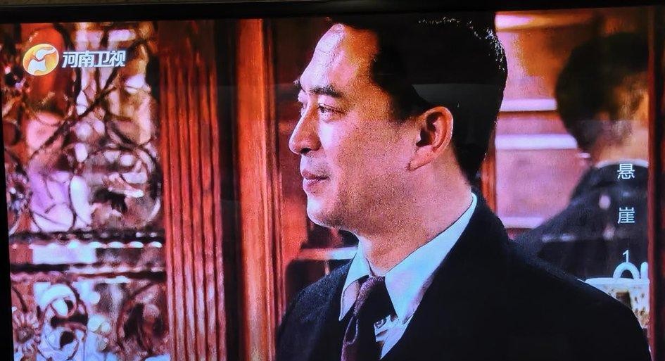 娱乐圈里嘴上称兄道弟的人多了去了，但真能红了以后喂你吃二十年硬饭的，全内娱估计也就张嘉译和孙浩了。
央视大剧《主角》一播，眼尖的观众一眼就瞅见了老熟人。
张嘉译不仅自己挑大梁，转头又把孙浩拉进组演秦腔艺人苟存忠，这回手笔更大，直接给人挂了个“艺术总监”的头衔。
往前倒腾二十年，孙浩凭一首《中华