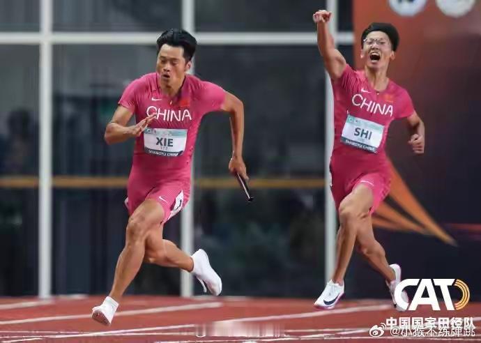 #亚运田径大量新锐首秀能否顶住压力#亚运中国看点｜田径：大量00后新锐首秀，能否顶住压力
9月4日，名古屋亚运会中国体育代表团正式参赛名单出炉。36位奥运冠军领衔，实力稳居亚洲顶尖水平。作为亚运金牌主项，中国田径72人参赛阵容确定。
外界普遍将中日对决视为本届田径最大看点，事实上，本届亚运田 ​