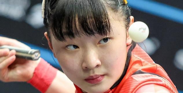 早田希娜打国乒主力这几年基本是被压着打，伦敦世乒赛女团决赛两盘单打加起来才拿三局里的零头，日本队2比3拿银牌，她不是不努力，是上限碰上孙颖莎王曼昱这种级别就露怯。球迷现在聊日本女乒奥运世乒赛阵容，自然就把她从一单位置拿出来掰扯，张本美和冲劲足，桥本佐藤瞳削球缠人，大藤伊藤平野也都不是摆设，可真要两个