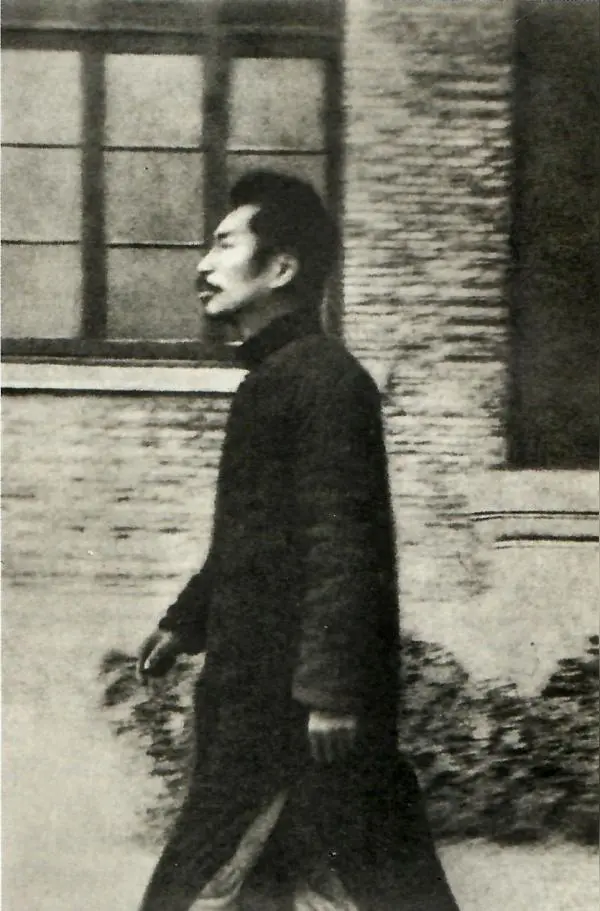 朱棣：从“靖难之役”到“永乐盛世”，他为何能成为明朝最强势的皇帝之一？

在中国历史上，明成祖朱棣一直是一个极具争议的人物。

因为他的人生，本身就充满矛盾。

一方面，他发动“靖难之役”，以藩王身份起兵夺位，留下“叔夺侄位”的历史争议；另一方面，他又开创了国力强盛的“永乐盛世”，让明朝达到鼎盛