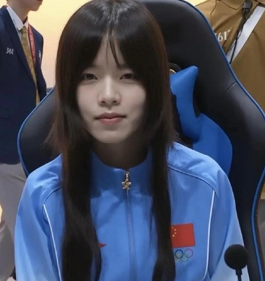 20岁的山东淄博姑娘穆欣月拿下了亚运电竞史上第一块女子金牌。决赛打日本队，中国队2比0赢了，她是队里唯一的女选手。新华社报道了一个细节：第三轮中国队7比2拿下，直接拉开了分差。很多人觉得电竞就是拼手速拼反应，其实真到了高水平对局，手快的人多了去了，真正分胜负的是脑子清不清楚。赛场上压力大到什么程度？