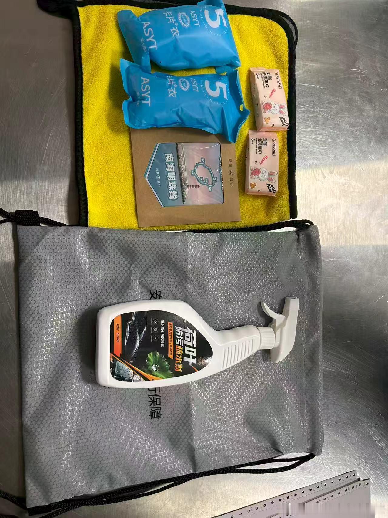 智界R7 秋季健诊！国庆自驾放心冲🔥车主报到！到门店参加秋季健诊、自驾旅行保障活动，成功领到国庆礼品。一进门工作人员笑脸相迎，先检查外观，全车油水、刹车、底盘逐项细致检测，全方位排查车辆问题。
客休区干净舒适，免费饮品点心随便享用，等待体验感很好。全程不用操心，工作人员主动介绍增值 ​