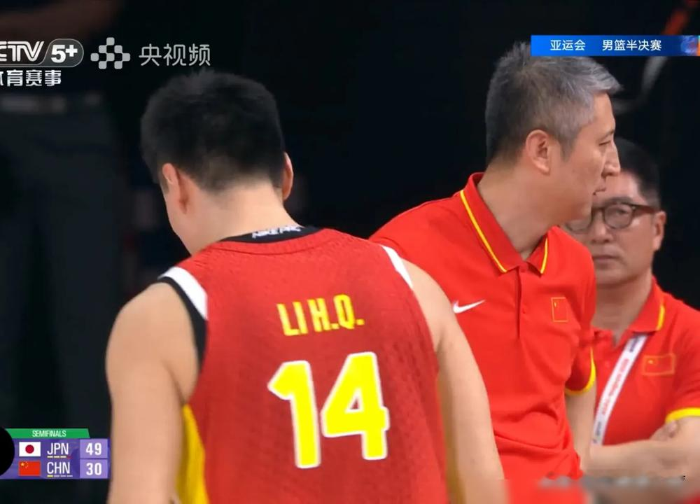 半场落后19分，篮板球被日本队抢爆了，这不是状态问题，这是压根没准备好。
9月18日爱知名古屋亚运会半决赛，中国男篮77比97输给日本，20分分差。廖三宁全场被摁住，8分4篮板6助攻，胡金秋拿了全队最高的16分，内线就靠他一个人硬扛。余嘉豪上去7分钟，0分3篮板，毫无存在感。
更窒息的是篮板，李