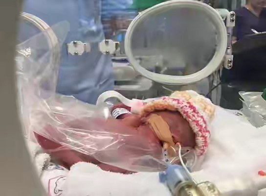 深圳一名产妇顺利生下女婴仅仅五分钟之后，医护意外发现她肚子里面还藏着另一个孩子，产妇和家属从头到尾都对此毫不知情。
 
这件事发生在9月4日上午，这名有过分娩经历的产妇突发临产，紧急送到南方医科大学深圳坪山医院。入院的时候，她宫口已经开到九厘米，产程推进速度很快，情况十分紧急。产科团队立刻启动应急方