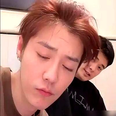 陈赫开直播打游戏，鹿晗顶着大素颜在旁边狂指挥，嘴就没停过。
 

陈赫直接回怼：“你懂个屁，你连这个段位都没上去过。”鹿晗也不恼，继续在一旁碎碎念，邓超范志毅在连线里笑得前仰后合。
 

台上是光芒万丈的顶流，台下照样被兄弟毫不留情地当众怼到没脾气。
 

成年人的圈子里，能在一起毫无顾忌地当面揭短