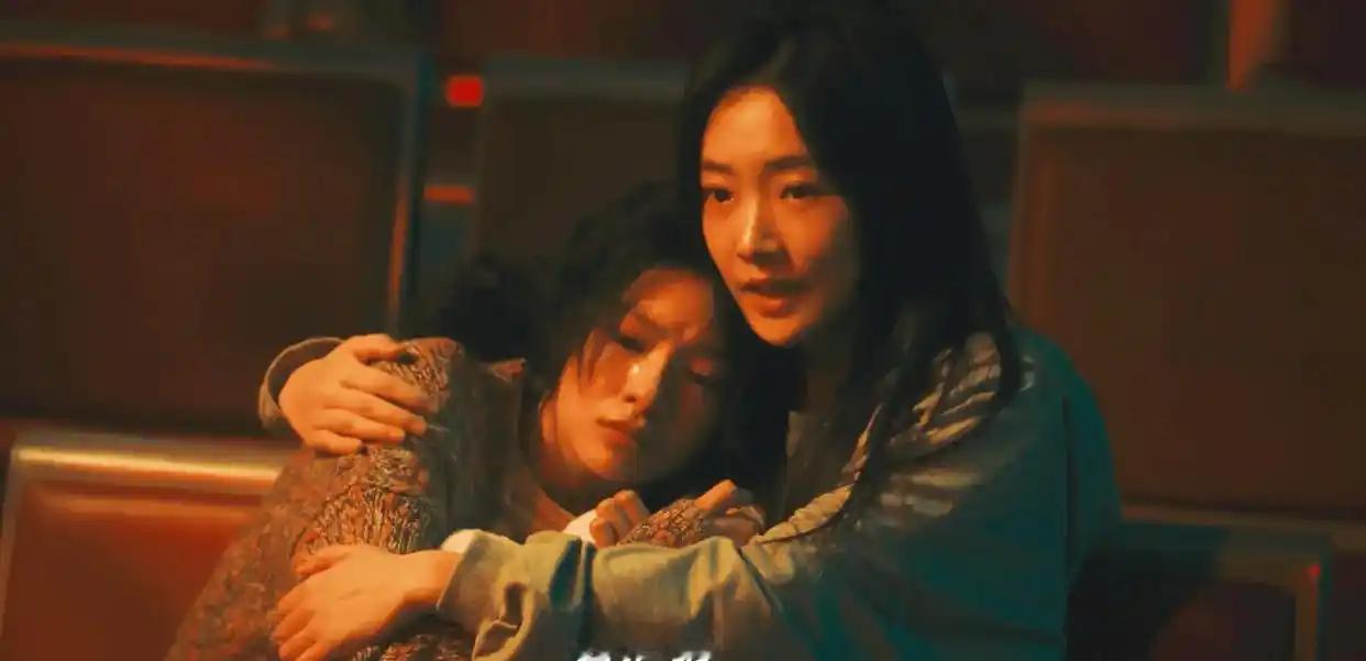 《交锋》导演最有趣的选择是，请邱天来演“秋天”。“秋天”与“锦兰”两位诗人，却走出了截然不同的人生。

《交锋》越看下去越肯定，这就是个群像戏，马憩（王凯饰）、何春晓（彭昱畅饰）、林看山（欧豪饰）谁是主角？谁能说得清楚。

有人看不明白提出质疑，金丽娜（邱天饰）一个“配角”怎么戏份那么多，演员邱天是