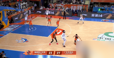 杜锋的脸都绿了，十一冠王广东宏远，竟然被一支青年军按在地上连着摩擦两次...