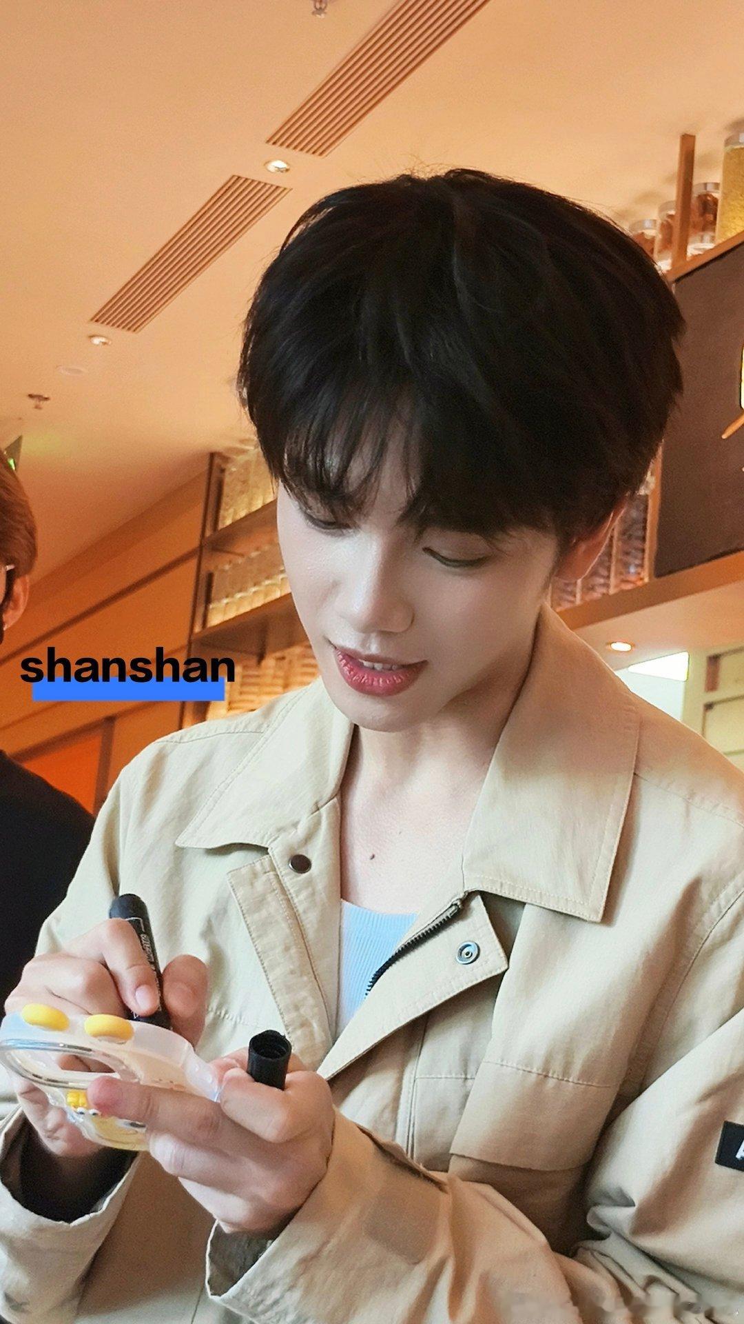 #王彦桐[超话]##给阿嫲的情书##王彦桐[超话]# 

当流言筑成高墙 我的爱是攀援的常春藤 When rumors build walls, my love is a climbing ivy.

​