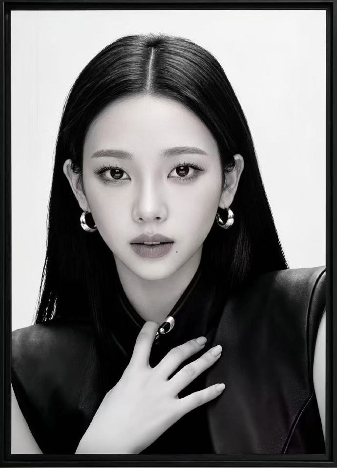 #柳智敏D社周边售罄首位女爱豆# D社展览48个爱豆周边售罄的第一个女爱豆是柳智敏。售罄的周边是亚克力磁铁冰箱贴（价格 ₩ 15,000）。暂未公布补货时间。其他周边：九折页/纪念册；钥匙扣；立姿人像贴纸；明信片；L型文件夹。 ​