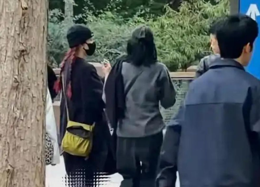 昨天是宋妍霏生日，上海街头有人拍到她跟窦靖童一起逛街。宋妍霏一头红发，穿着酒红色外套，手里抱着一束花，口罩往上拉到眼睛下面，还是被认出来了。窦靖童在旁边走，黑衣黑裤，鸭舌帽压得低低的，口罩裹得严实，典型的"不想被拍但也不躲"的状态。 ​