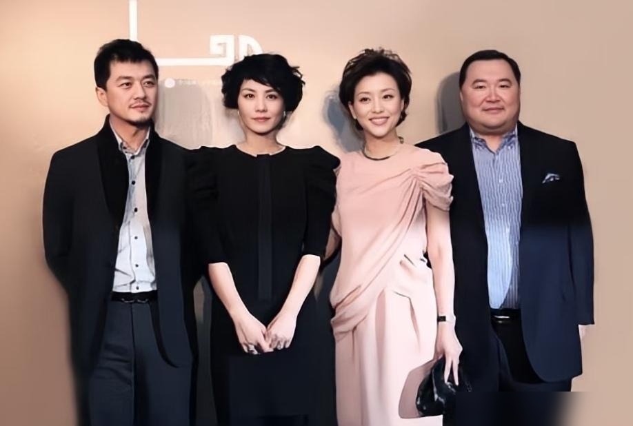 王菲和杨澜那张同框照，评论区吵翻了，一拨说杨澜才是正儿八经的女强人，一拨说王菲往那儿一站，什么都不用干就把人镇住了。


看新闻里说，杨澜好些年前采访过王菲，聊到李嫣那事儿，王菲就一句，她的信仰不允许，杨澜当时都没想到她会答得这么干脆。后来杨澜总结她，说其实你就是不想落俗，这话我记到现在。


还有