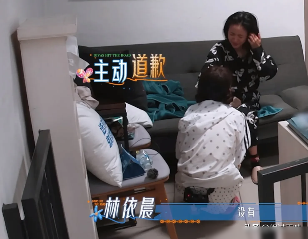林依晨凌晨四点，抱个枕头，直接睡沙发上了。
综艺录到墨西哥，她跟周冬雨分到一张大床。俩人不熟，又都怕翻身吵着对方，硬生生干瞪眼到天亮。林依晨一看表，再耗下去全组废了。没吵没闹，自己挪去客厅。
结果早上王可起来撞见，当场崩溃，蹲地上哭着说是我的错。邓为更夸张，说我得负荆请罪，得跪那。连导游王星越都