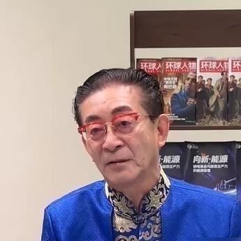 70多岁的人了，换作旁人早就在家含饴弄孙，六小龄童和马德华却把自己硬塞进了密不透风的紧身动捕服里。
身上贴满密密麻麻的传感器，在四川巴中的摄影棚里，对着大片绿幕和空气一遍遍挥棒子、耍钉耙。
当年被全网调侃的那部电影，前前后后折腾了十年，从最初传闻的真人合拍，硬生生熬成了纯动画版的《西游记真假美猴