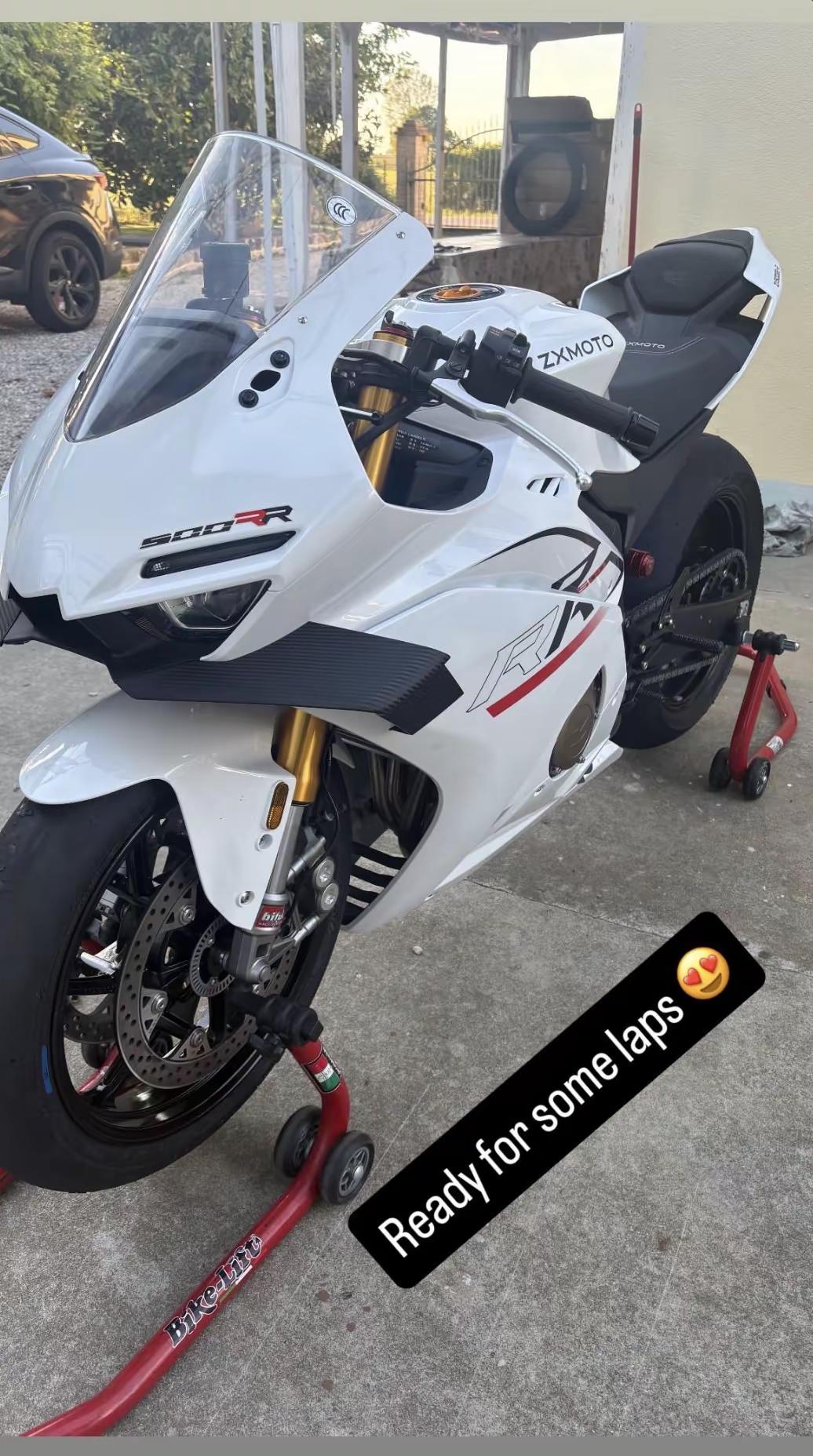 小卡的ZXMOTO 500RR就位，起车架支起，准备下赛道跑圈啦😍张雪机车 卡里卡苏洛 ZX500RR