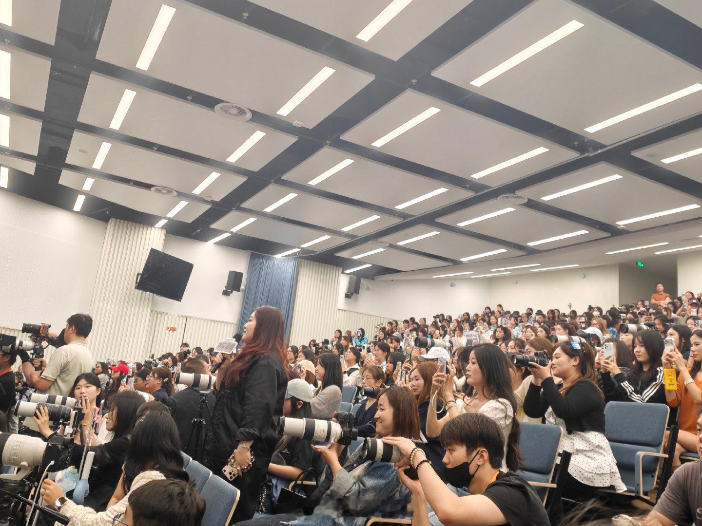 “凡是经过，必留痕迹”主题路演，上海站

这次这屋子小姐姐，有一大半都是为#王俊凯[超话]#，演得挺好的，前后左右都是小姐姐！

拿到了主创（陈思诚、张译和李晨）的签名[手指比心]，满满幸福[嘻嘻]

这部片很正能量，很好看！
#电影神探之痕迹路演##王俊凯[超话]# ​