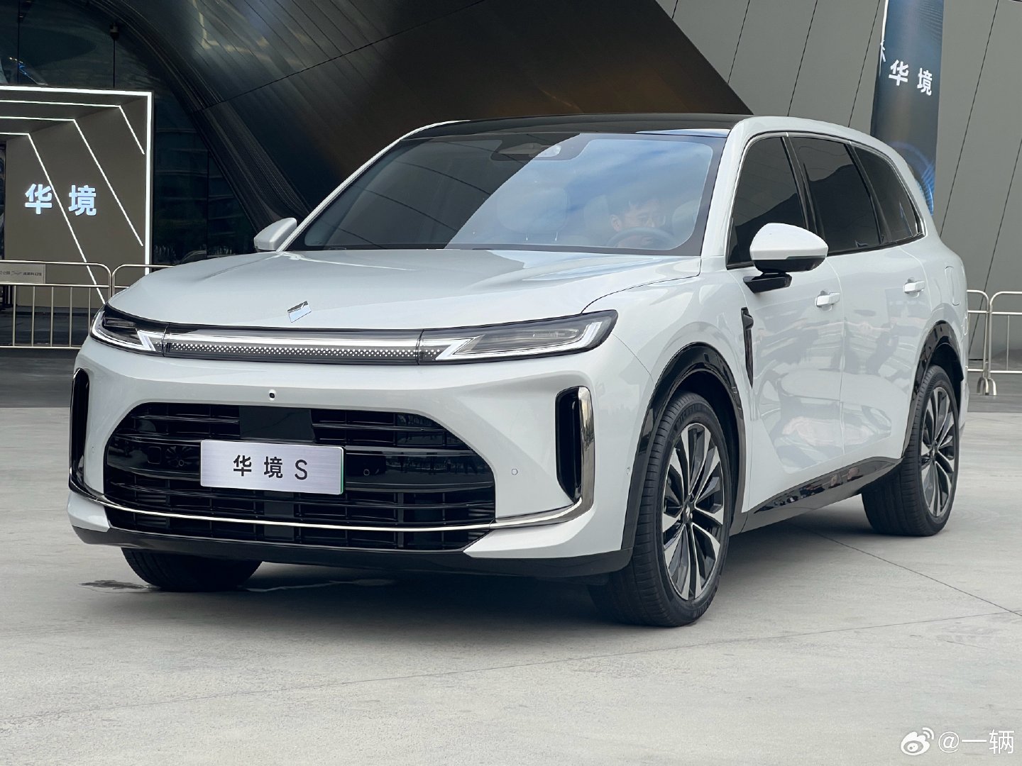 华境S的确帮五菱破圈成功了
上市四个月交付量已经突破2.5万辆
15万想要一台带华为乾崑ADS5
同时空间够大够实用
并且三电机械满足主流需求的大六座SUV
目前华境S还是独一份！ ​