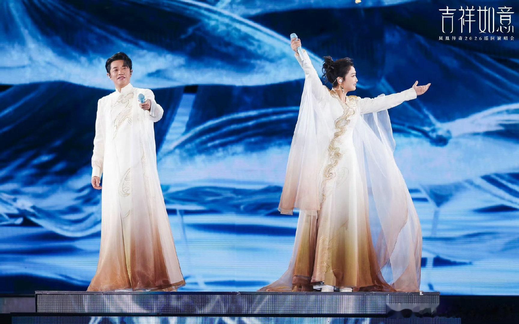#凤凰传奇官宣鸟巢演唱会# 连开两周鸟巢，尽可能让更多人能赴这场约，永远爱你们啊啊啊啊#凤凰传奇吉祥如意巡演# ​