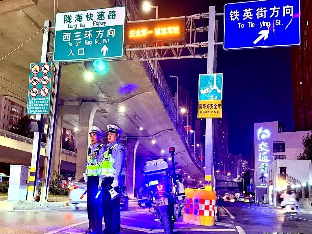 郑州交警这波夜查总算动真格了，京广、陇海、中州大道几条大动脉全上了铁骑和无人机，专门卡死那些违规冲上高架的电动车、大货车和炸街摩托
 

很多天天跑高架的司机苦不堪言，时速七八十公里的快速路上，前头冷不丁窜出一辆没牌没灯的小电驴，或者半夜突然杀出来几辆轰鸣炸街的改装车，一脚急刹能把人魂吓飞
 

高