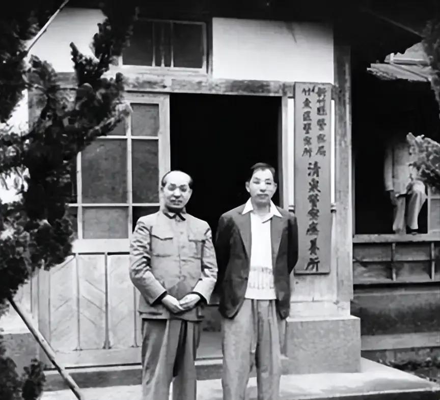 1962年，负责看守张学良长达25年的军统少将刘乙光被调离岗位。在送别宴会上，张学良当着众人的面说：“刘乙光既是我的仇人，也是我的恩人，他曾经救过我的命，我们也一起走过了这么多年，现在他马上就要离开了，我也知道他家里的情况，我决定给他一笔钱，来表达一下我的心意。”
刘乙光的酒杯停在半空，他看了一眼主