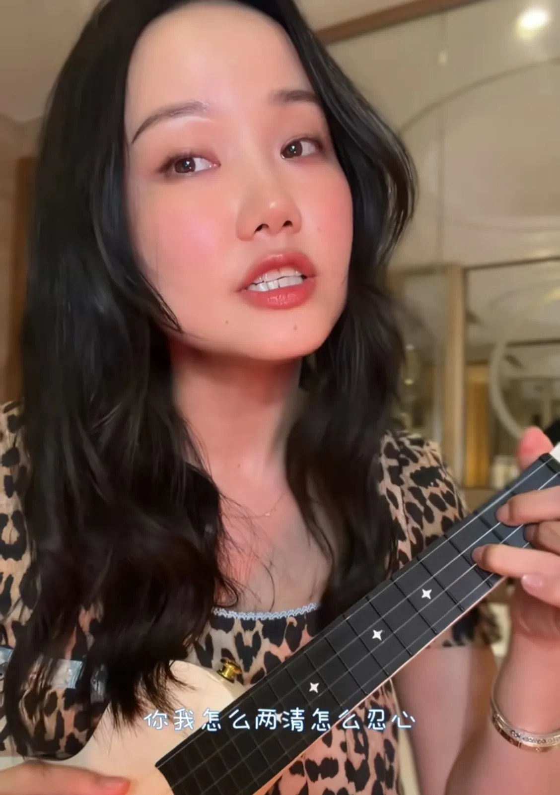 为什么黄龄最近弹唱了这样一首歌？你我怎么两清，怎么做回甲乙丙丁，字里行间全是感情里的拉扯与遗憾。不少网友看到之后，忍不住开始猜测，这是不是在为失去的许嵩而惋惜。
曾经很多人都磕过许嵩和黄龄，大家一度以为他们两个人会走到一起。谁也没有想到，最后官宣结婚的，却是许嵩与冯禧。一时间很多人唏嘘，过去的缘分终