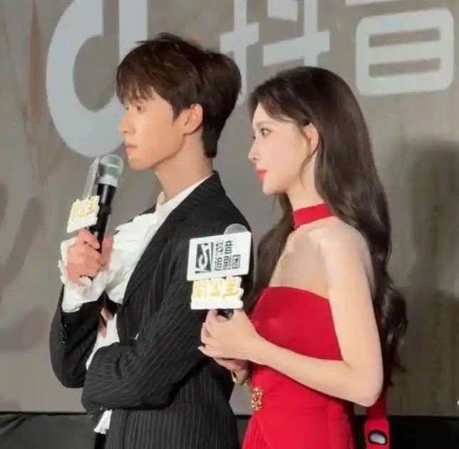 孟子义李昀锐在新剧《尚公主》剧宣期间，两人互动拘谨、疏远，站位刻意保持距离，是因为之前卖太大了现在想收敛一点吗？ ​
