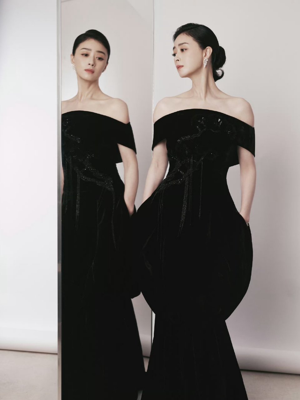 #蒋欣像一只优雅的黑天鹅#
黑天鹅蒋欣亮相金鹰奖，从樊胜美到宋莹，美貌与演技并存。
 
金鹰奖红毯上，蒋欣一袭黑色露肩长裙惊艳亮相，舒展体态被网友称为黑天鹅。骨架偏大的她长期自律控饮食，曾深陷身材焦虑，如今慢慢与自己和解，还直言想来长沙嗦粉。

从《甄嬛传》华妃、《欢乐颂》樊胜美，再到《 ​