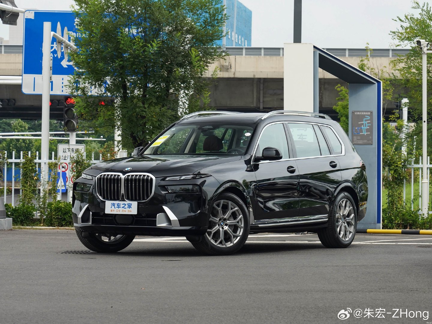 #懂车帝 宝马X7#
宝马X7 现在特价车… 
622120元 
宝石青 摩卡内饰的 
我觉得还行…[开学季][开学季][开学季]…虽然是库存…

懂车帝闹的很热闹
不妨碍宝马X7 
必经销量不大 ​