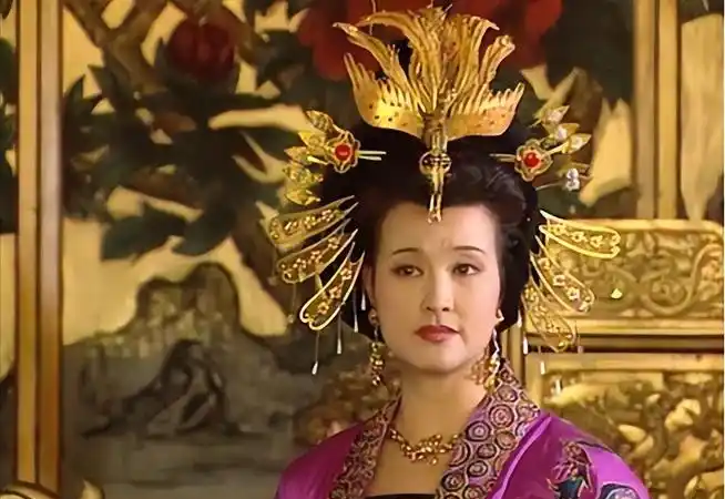 很多人回看唐朝历史，会觉得李世民已经听到“女主临朝”的预言，为什么不提前除掉武则天，给后世省个麻烦？

问题在于，李世民当时根本没有把武则天当成危险人物。

贞观二十二年，也就是648年，天空出现太白星白天可见的现象，太史令上奏说，女主将会兴盛。民间流传的一本《秘记》，也有唐三世之后，女主武王代有天