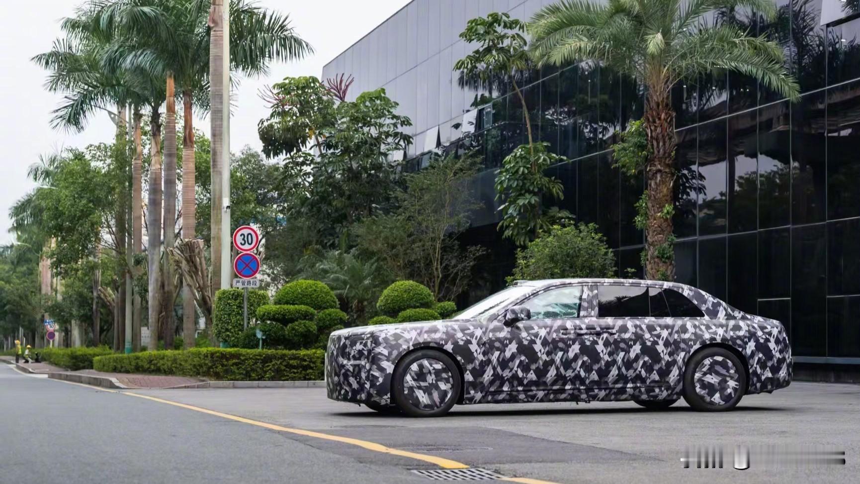 从实拍图看车长直接摸到5.4到5.5米区间，比U7的5265mm还大一圈，对开门配独立三角窗，后排上下车的仪式感直接拉满，车顶的激光雷达也说