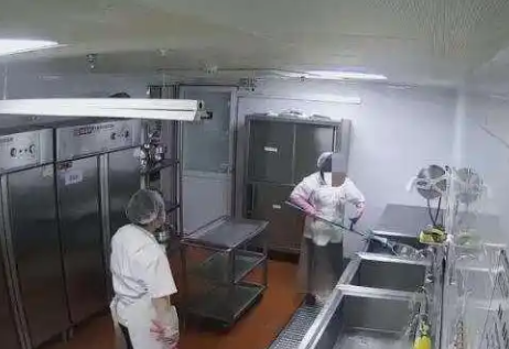 涮拖把的锅给幼儿园孩子做饭？更让人后背发凉的是，这件事不是没有人知道。园里的保健老师兼食堂安全员从入职起就看着这些事发生，一次又一次往园长办公室跑，得到的答复是一动不动的沉默。


6月30日，春季学期最后一天，南京信息工程大学附属幼儿园的午餐时间跟平常一样。孩子们吃着饭，吃着吃着，有人开始恶心，有