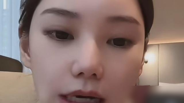 汪小菲一句“你更有母性了”，马筱梅回一句“你越来越慈祥了”，两口子把互夸玩成了顶级情商课。
生完“大壮”没几个月，马筱梅已经直播间、公司两头跑。别人说她命好，她直接怼回去：哪有什么命好，全靠自己硬扛。眼下三个孩子要养，她放话二胎先不考虑，陪伴比数量重要。
汪小菲也没闲着，下班系围裙下厨，陪娃吃晚