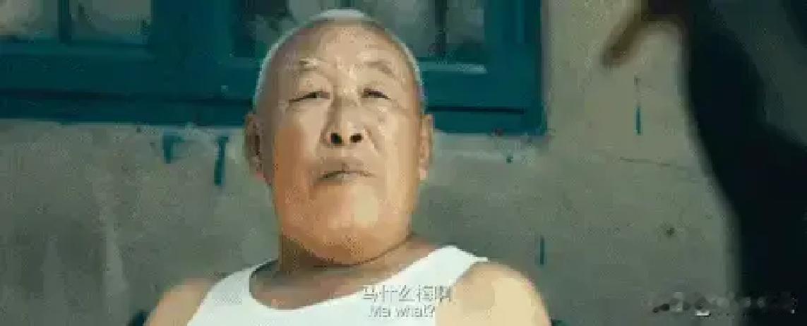 2014年，沈腾在大连拍《夏洛特烦恼》时，有个大爷一直在看热闹，沈腾开玩笑说：“大爷，4句台词给300块，演不？”
 
常大爷被沈腾领到拍摄区，导演过来简单说了两句。大爷点点头，把马扎往树荫下挪了挪，坐稳了。他掏出烟盒，抽出一支叼上，摸遍口袋没找着火。旁边一个场务小伙看见了，小跑过来给他点上。大爷嘬